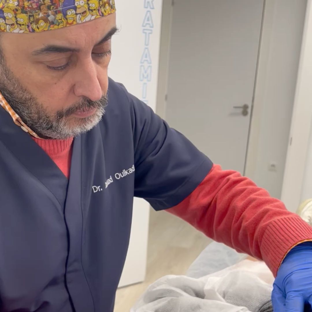 Dr. Oulkadi realizando un tratamiento en consulta