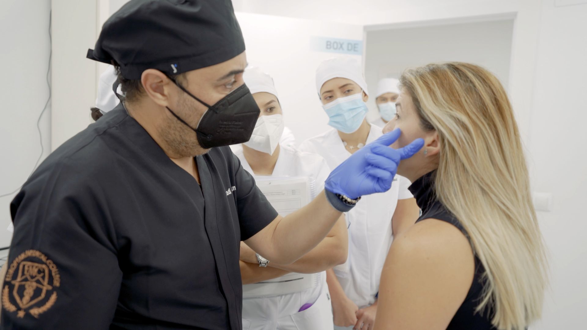 Dr. Oulkadi con su equipo médico durante una sesión formativa